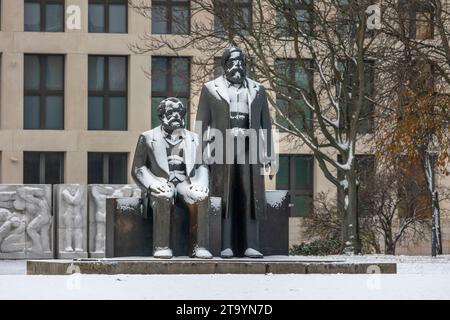 Schnee bedeckt das Denkmal für Karl Marx und Friedrich Engels a Berlino. 28.11.23, Berlino, GER - Schnee am Marx Engels Forum a Berlino., Berlin Berlin Deutschland, DEU Marx Engels Forum *** la neve copre il monumento a Karl Marx e Friedrich Engels a Berlino 28 11 23, Berlino, GER Snow al Marx Engels Forum di Berlino, Berlino Germania, DEU Marx Engels Forum Credit: Imago/Alamy Live News Foto Stock