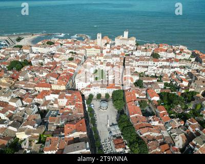 Antibes centro città costiera Francia drone, aereo Foto Stock
