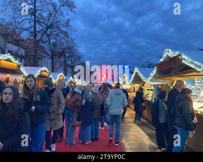 Bruxelles, Belgio. 26 novembre 2023. Il mercatino di Natale, votato il migliore del mondo lo scorso anno, apre a Bruxelles, in Belgio, il 26 novembre 2023. I visitatori sono attratti da uno spettacolo di luci nella Grand Place e dai caroselli. Crediti: Supova Tereza/CTK Photo/Alamy Live News Foto Stock