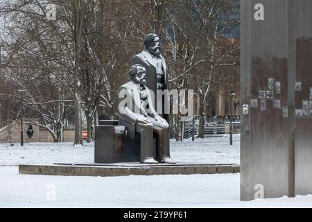 Schnee bedeckt das Denkmal für Karl Marx und Friedrich Engels a Berlino. 28.11.23, Berlino, GER - Schnee am Marx Engels Forum a Berlino., Berlin Berlin Deutschland, DEU Marx Engels Forum *** la neve copre il monumento a Karl Marx e Friedrich Engels a Berlino 28 11 23, Berlino, GER Snow al Marx Engels Forum di Berlino, Berlino Germania, DEU Marx Engels Forum Credit: Imago/Alamy Live News Foto Stock