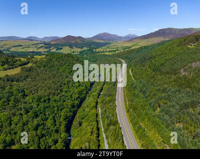 Veduta aerea del tratto a doppia carreggiata della strada statale A9 presso il viadotto di Killiecrankie a nord di Pitlochry, Perthshire, Scozia, Regno Unito Foto Stock