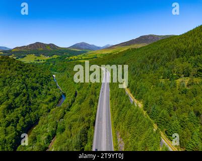 Veduta aerea del tratto a doppia carreggiata della strada statale A9 presso il viadotto di Killiecrankie a nord di Pitlochry, Perthshire, Scozia, Regno Unito Foto Stock