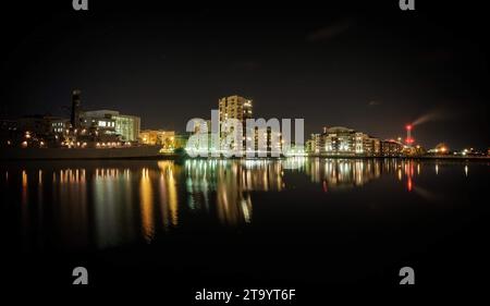 Cardiff Bay con la HMS Richmond di notte Foto Stock