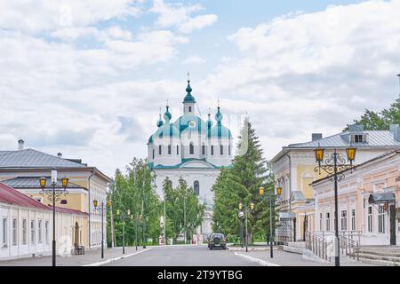 Yelabuga, Russia - 18 giugno 2023: Cattedrale di Spassky, sito del patrimonio culturale. Costruito nel 1864 in stile classico russo provinciale. Via Spasskaya Foto Stock