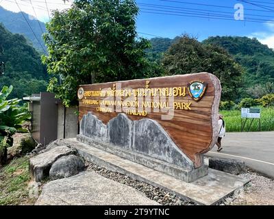 PRODUZIONE - 4 novembre 2023, Thailandia, Nationalpark Tham Luang - Khun Nam Nang non: Cartello all'ingresso del parco nazionale dove si trova la Grotta di Tham Luang. La Thailandia sta aprendo un'altra camera della famosa Grotta di Tham Luang nel nord del paese a un numero limitato di turisti dal mese prossimo. Cinque anni dopo il dramma che circonda una squadra di calcio giovanile intrappolata nella grotta, a partire dal 15 dicembre saranno offerte visite guidate della terza camera. Foto: Carola Frentzen/dpa Foto Stock