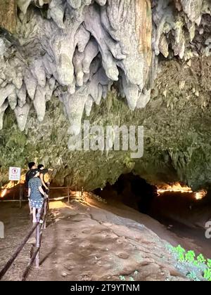 PRODUZIONE - 4 novembre 2023, Thailandia, Nationalpark Tham Luang - Khun Nam Nang non: Anche cinque anni dopo il dramma, la Grotta di Tham Luang attrae ancora molti turisti. Foto: Carola Frentzen/dpa Foto Stock