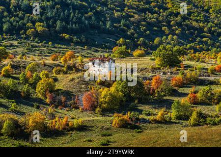 Casello ferroviario in disuso e in rovina immerso nei colori autunnali. Cansano, provincia dell'Aquila, Abruzzo, Italia, Europa Foto Stock