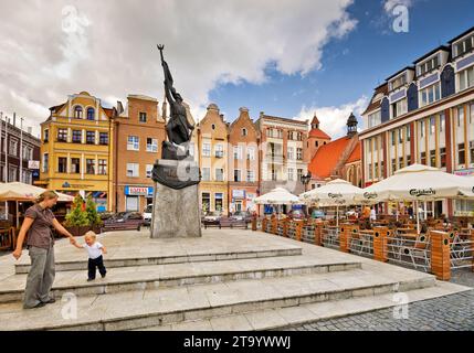 Madre e bambino piccoli, caffetteria sul marciapiede a Rynek (piazza del mercato) a Grudziądz, Kujawsko-Pomorskie, Polonia Foto Stock