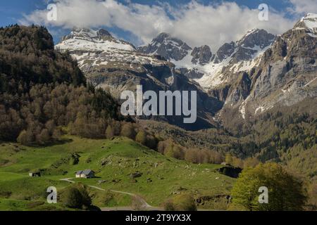 I Pirenei occidentali in primavera, guardando ad ovest da sotto il col du Somport, lato francese. Francia. Foto Stock