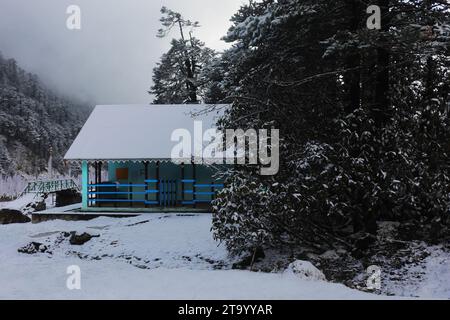 splendida valle innevata di lachung vicino alla valle di yumthang nella stagione invernale, la panoramica valle montuosa dell'himalaya si trova nel sikkim settentrionale, india Foto Stock