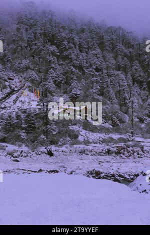 splendida valle innevata di lachung vicino alla valle di yumthang nella stagione invernale, la panoramica valle montuosa dell'himalaya si trova nel sikkim settentrionale, india Foto Stock