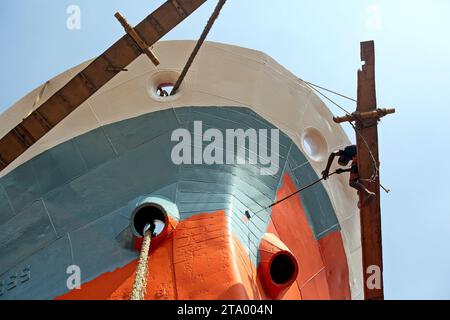 Arbeiter in einer Werft a Dhaka i lavoratori dell'arsenale vedevano riparare le navi sul molo. L'industria cantieristica in Bangladesh si sta diffondendo rapidamente, i lavoratori di varie parti del paese lavorano nella costruzione e riparazione di grandi navi, essendo una fonte di lavoro a basso costo. Il 28 novembre 2023 a Dacca, Bangladesh. Wari, Dhaka Distretto di Dhaka Bangladesh Copyright: XHabiburxRahmanx Credit: Imago/Alamy Live News Foto Stock