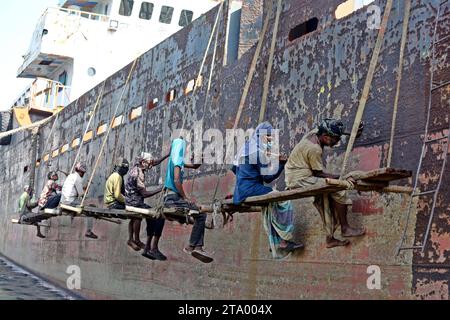 Arbeiter in einer Werft a Dhaka i lavoratori dell'arsenale vedevano riparare le navi sul molo. L'industria cantieristica in Bangladesh si sta diffondendo rapidamente, i lavoratori di varie parti del paese lavorano nella costruzione e riparazione di grandi navi, essendo una fonte di lavoro a basso costo. Il 28 novembre 2023 a Dacca, Bangladesh. Wari, Dhaka Distretto di Dhaka Bangladesh Copyright: XHabiburxRahmanx Credit: Imago/Alamy Live News Foto Stock