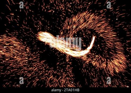 il digitale scintilla le particelle scintillanti su sfondo nero, festività natalizie Foto Stock