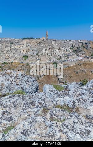 Vista panoramica di pietre tipiche (Sassi di Matera) e la chiesa di Matera UNESCO Capitale Europea della Cultura 2019 sotto il cielo blu. Basilicata, Italia Foto Stock