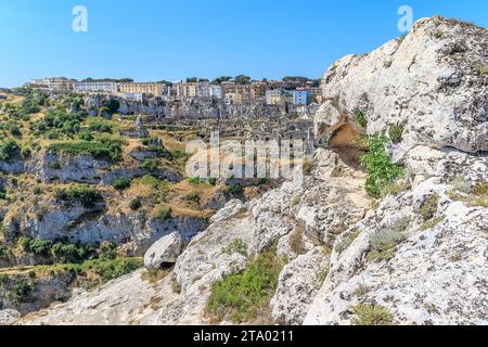 Vista panoramica della tipica casa in pietra (Sassi di Matera) di Matera capitale europea della Cultura 2019 dell'UNESCO sotto il cielo blu. Basilicata, Italia Foto Stock