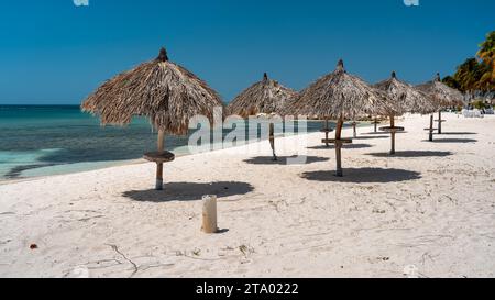 Eagle Beach, Oranjestad, Aruba - Cabanas sulla spiaggia Foto Stock