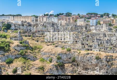 Vista panoramica dei tipici sassi di Matera capitale europea della Cultura 2019 dell'UNESCO sotto il cielo azzurro. Basilicata, Italia Foto Stock