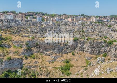 Vista panoramica dei tipici sassi di Matera capitale europea della Cultura 2019 dell'UNESCO sotto il cielo azzurro. Basilicata, Italia Foto Stock