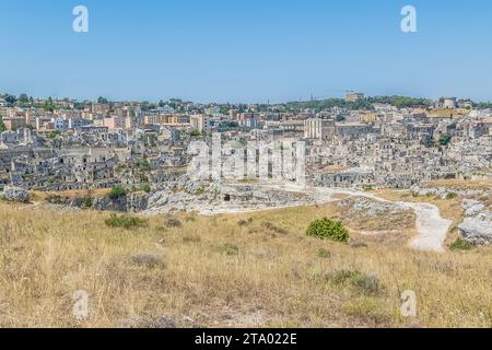 Vista panoramica dei tipici sassi di Matera capitale europea della Cultura 2019 dell'UNESCO sotto il cielo azzurro. Basilicata, Italia Foto Stock