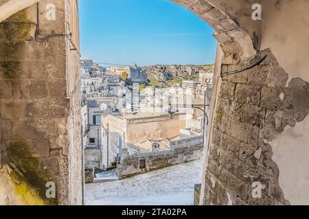 Vista panoramica dei tipici sassi di Matera e della chiesa di Matera sotto il porticato. Basilicata, Italia Foto Stock