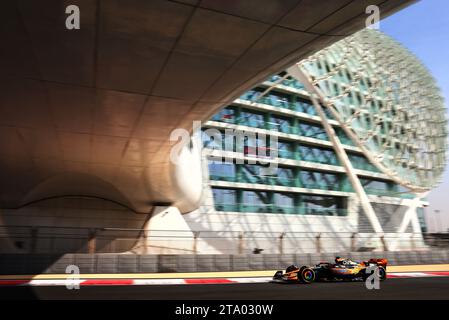 Abu Dhabi, Abu Dhabi. 28 novembre 2023. Oscar Piastri (AUS) McLaren MCL60. 28.11.2023. Test di formula 1, circuito Yas Marina, Abu Dhabi, martedì. Il credito fotografico dovrebbe essere: XPB/Press Association Images. Credito: XPB Images Ltd/Alamy Live News Foto Stock