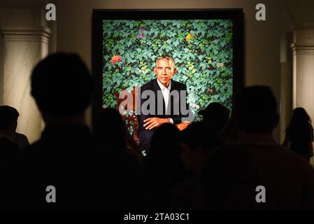Washington, DC - 01 giugno 2018: People near the portrait of the 44th president of the United States Barack Obama by Kehinde Wiley in National Portrait Foto Stock