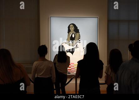 Washington, DC - 02 giugno 2018: People Near the Portrait of the Michelle LaVaughn Robinson Obama by Amy Sherald in National Portrait Gallery in DC. Foto Stock
