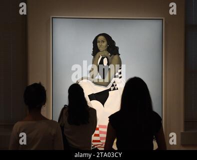 Washington, DC - 02 giugno 2018: People Near the Portrait of the Michelle LaVaughn Robinson Obama by Amy Sherald in National Portrait Gallery in DC. Foto Stock