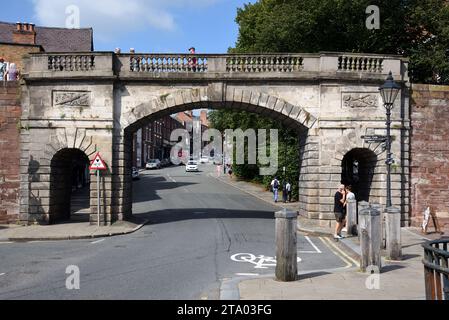 Bridge Gate o Bridgegate (1781), un ponte neoclassico progettato da Josepeh Turner, Chester City Walls nella città vecchia o nel distretto storico di Chester Foto Stock