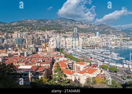 principauté de Monaco, vue sur le Port depuis la Place du palais, musée océanographique et le quartier de fontvieille depuis le jardin exotique Foto Stock