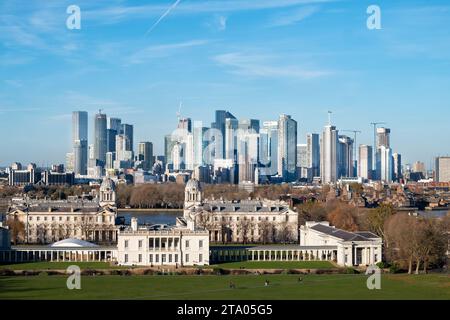 Una vista da Greenwich Park, Londra guardando attraverso l'Old Royal Naval College verso i grattacieli nel quartiere finanziario di Canary Wharf Foto Stock