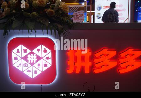HANGZHOU, CINA - 23 NOVEMBRE 2023 - i visitatori visitano lo stand di Pinduoduo a Hangzhou, nella provincia di Zhejiang della Cina orientale, 23 novembre 2023. Il 28 novembre, Foto Stock