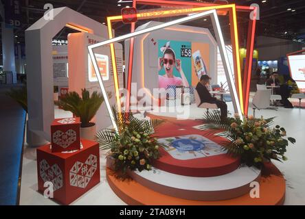 HANGZHOU, CINA - 23 NOVEMBRE 2023 - i visitatori visitano lo stand di Pinduoduo a Hangzhou, nella provincia di Zhejiang della Cina orientale, 23 novembre 2023. Il 28 novembre, Foto Stock