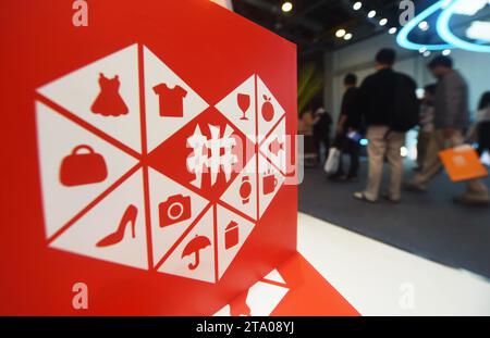HANGZHOU, CINA - 23 NOVEMBRE 2023 - i visitatori visitano lo stand di Pinduoduo a Hangzhou, nella provincia di Zhejiang della Cina orientale, 23 novembre 2023. Il 28 novembre, Foto Stock