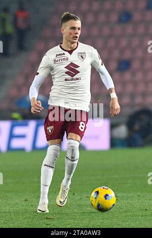 Bologna, Italia. 27 novembre 2023. Ivan Ilic (Torino FC) in azione durante la partita Bologna FC vs Torino FC, serie A di calcio italiano a Bologna, Italia, novembre 27 2023 crediti: Agenzia fotografica indipendente/Alamy Live News Foto Stock