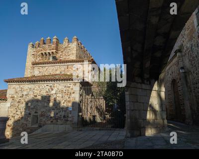 Scale ad arco di Estrella con la torre Bujaco in basso. Accesso principale al complesso monumentale di Caceres Foto Stock