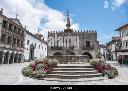 Viana do Castelo, Portogallo - giugno 29 2023: Fontana rinascimentale in granito del XVIII secolo a Viana do Castelo in Piazza della Repubblica, di fronte alla Casa della Misericordia e al Municipio Vecchio, punto di vista selettivo Foto Stock