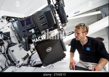 Skipper francese Francois Gabart a bordo dell'IMOCA MACIF training per la Route du Rhum al largo di Port la Foret, Bretagna, il 19 luglio 2014 - foto Olivier Blanchet / DPPI Foto Stock