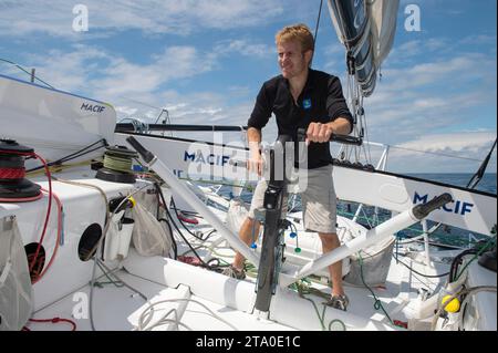 Skipper francese Francois Gabart a bordo dell'IMOCA MACIF training per la Route du Rhum al largo di Port la Foret, Bretagna, il 19 luglio 2014 - foto Olivier Blanchet / DPPI Foto Stock