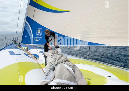 Skipper francese Francois Gabart a bordo dell'IMOCA MACIF training per la Route du Rhum al largo di Port la Foret, Bretagna, il 19 luglio 2014 - foto Olivier Blanchet / DPPI Foto Stock