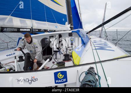 Skipper francese Francois Gabart a bordo dell'IMOCA MACIF training per la Route du Rhum al largo di Port la Foret, Bretagna, il 19 luglio 2014 - foto Olivier Blanchet / DPPI Foto Stock