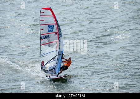 Antoine Albeau (campione del mondo francese PWA Slalom 2012 e Speed World Recordman in Windsurf), padrino del Fort Boyard Challenge 2013 che si terrà a Fouras (Francia occidentale) il 15 settembre 2013 - foto Olivier Blanchet / DPPI - Albeau proverà a Sylt (Westerland, Germania) per vincere il suo 21° titolo di campione del mondo di Slalom Foto Stock