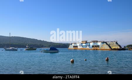 Cherso, Croazia - 25 ottobre 2022: Attracca nel porto di Cherso in una giornata di sole in autunno Foto Stock