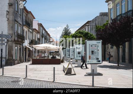 Viana do Castelo, Portogallo - giugno 29 2023: Persone che camminano nel centro della città Viana do Castelo, in Piazza della Repubblica, attenzione selettiva Foto Stock