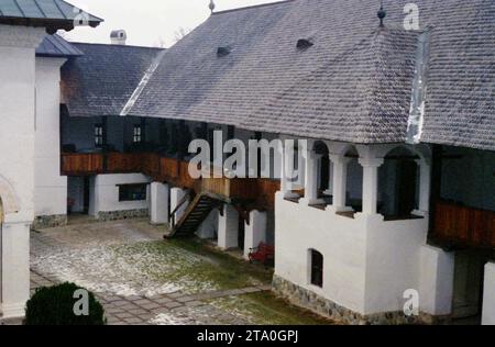 Contea di Gorj, Romania, 2001. Le mura difensive e le celle monastiche del monastero Polovragi, monumento storico del XVII secolo. Foto Stock