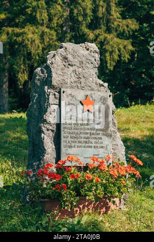 Ribcev laz, Slovenia - 23 agosto 2023: Monumento in pietra commemorativa ai partigiani sloveni della seconda guerra mondiale, a Ribcev laz sul lago Bohinj Foto Stock