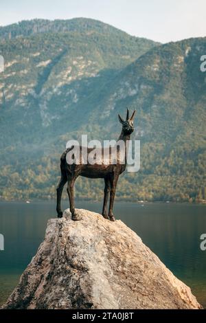 Ribcev Laz, Slovenia - 27 agosto 2023: La statua di Goldenhorn (Zlatorog) vicino al lago Bohinj è un riferimento a una leggenda slovena popolare della H d'Oro Foto Stock