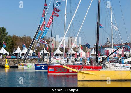 VELA - VELUX 5 OCEANS 2010 - LA ROCHELLE (FRA) - 13/10/2010 - FOTO : OLIVIER BLANCHET / DPPI - VILLAGGIO DI GARA / BASSIN DES CHALUTIERS Foto Stock