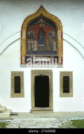 Contea di Valcea, Romania, 2000. Ingresso al Refettorio e alla cappella del Monastero di Horezu, un monumento storico del XVII secolo e iscritto dall'UNESCO nella sua lista dei siti Patrimonio dell'Umanità. Foto Stock